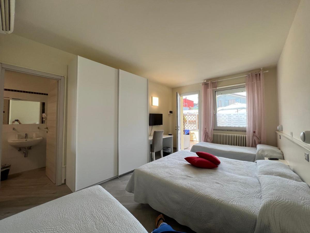 Hotel Locanda Rosy Каттоліка Екстер'єр фото