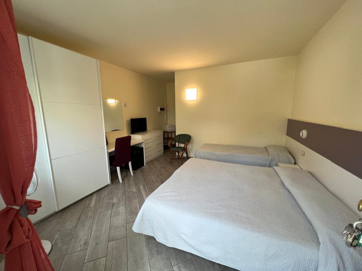 Hotel Locanda Rosy Каттоліка Екстер'єр фото