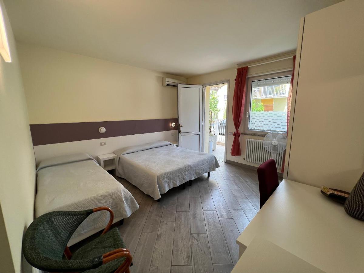 Hotel Locanda Rosy Каттоліка Екстер'єр фото