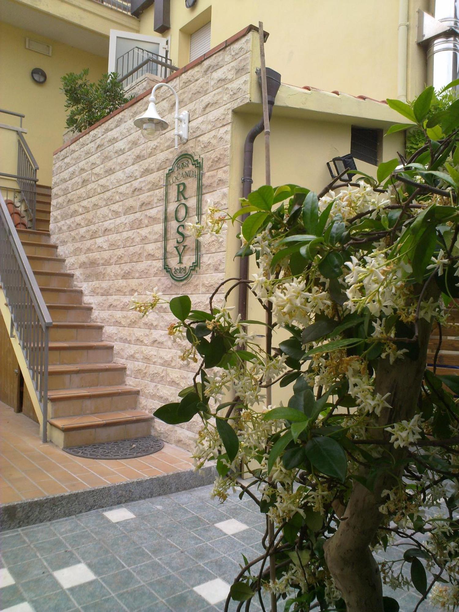 Hotel Locanda Rosy Каттоліка Екстер'єр фото