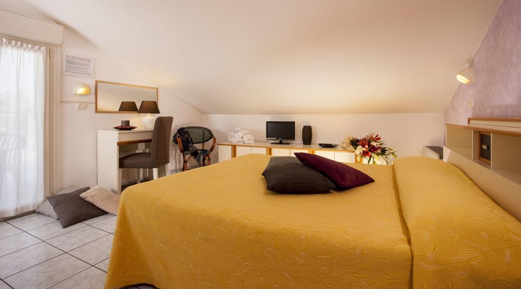 Hotel Locanda Rosy Каттоліка Номер фото