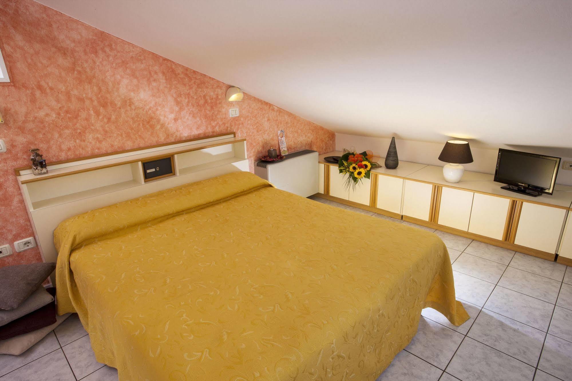 Hotel Locanda Rosy Каттоліка Екстер'єр фото