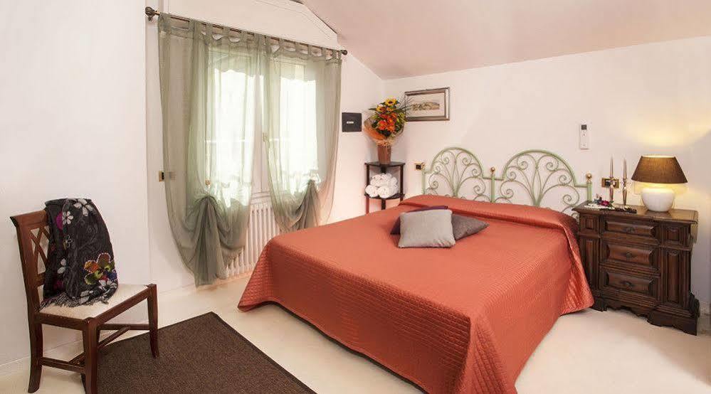 Hotel Locanda Rosy Каттоліка Екстер'єр фото